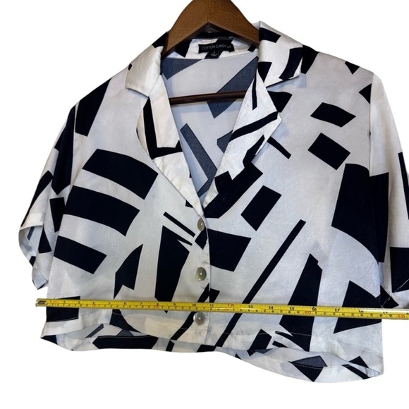 Black and White, Retro Style , Geometric Pattern, Cropped Button Down, Blouse - Picture 6 of 7